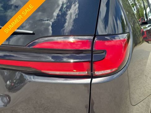 Used 2023 Chrysler Pacifica Touring-L FWD image 8