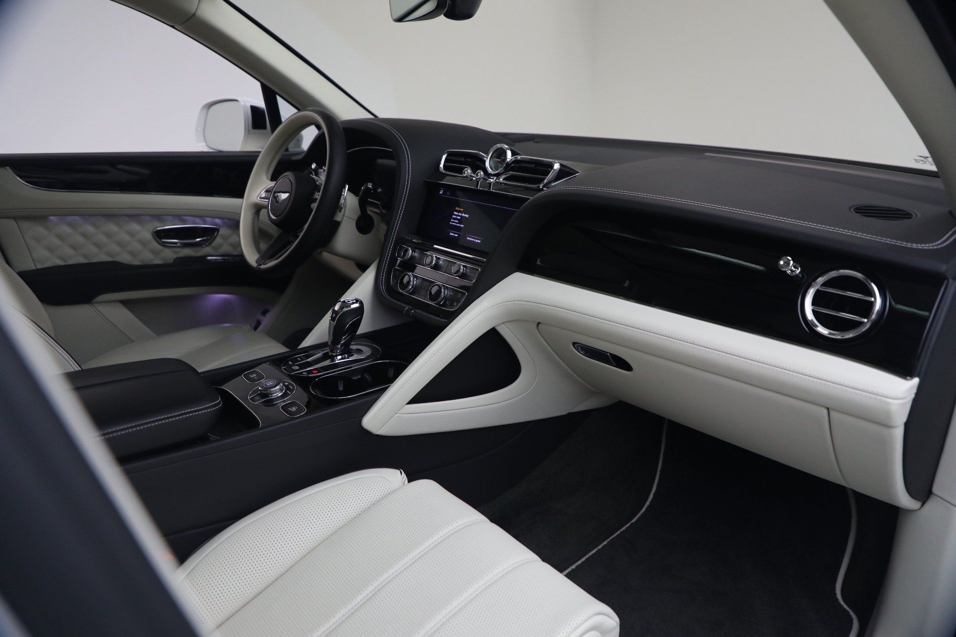 Certified 2022 Bentley Bentayga AWD/4WD image 26