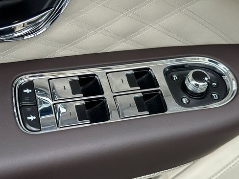 Used 2025 Bentley Bentayga image 15