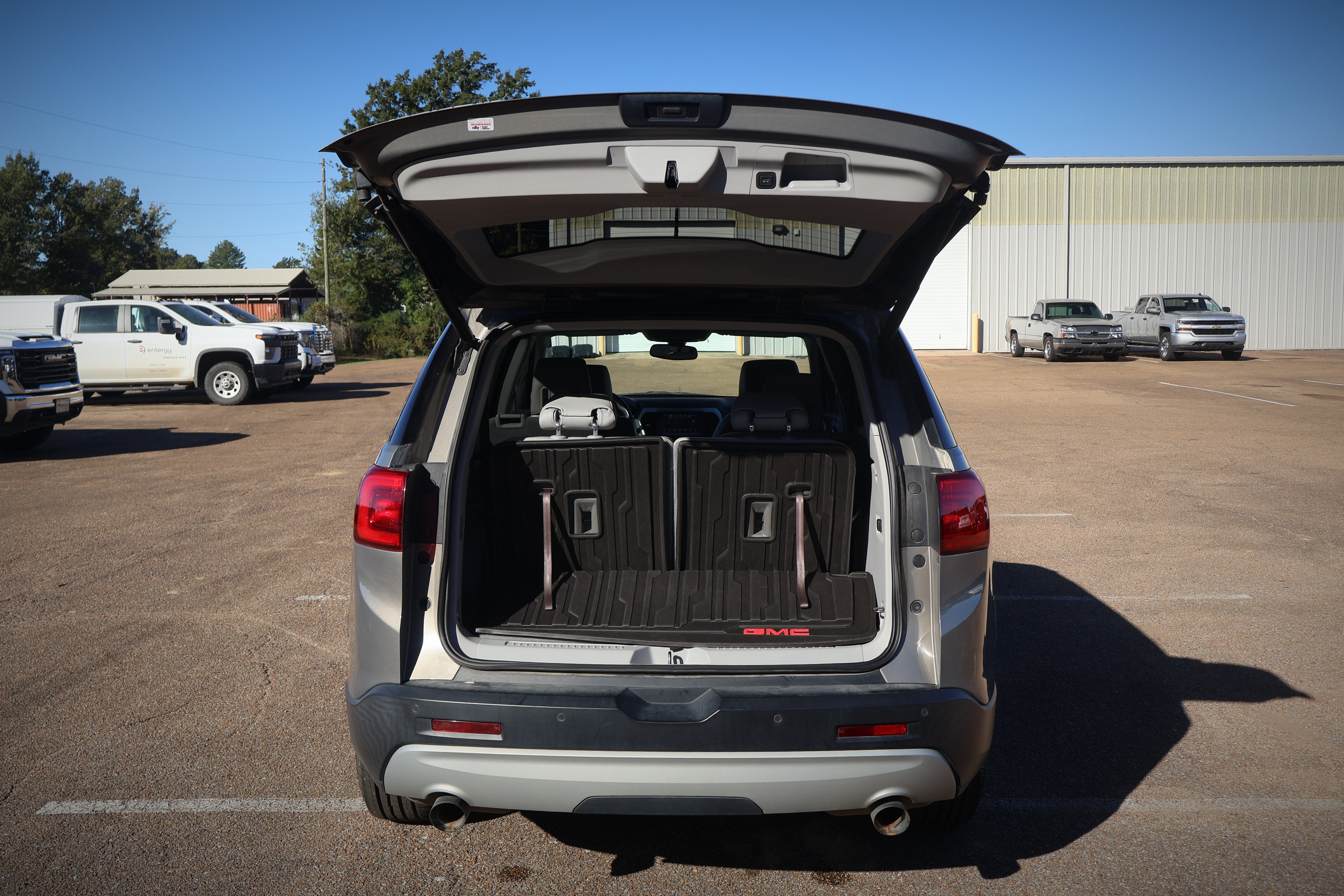 Used 2019 GMC Acadia SLT w/ LPO, Floor Liner Package FWD image 24