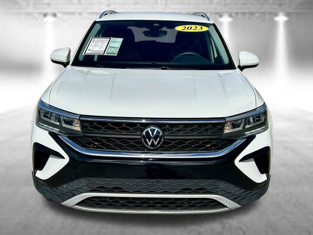 Used 2023 Volkswagen Taos SE w/ Black Wheel Package FWD image 2