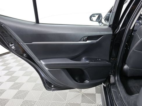 Used 2018 Toyota Camry SE FWD image 16