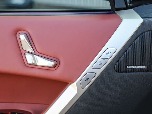 Used 2025 BMW iX xDrive50 image 17