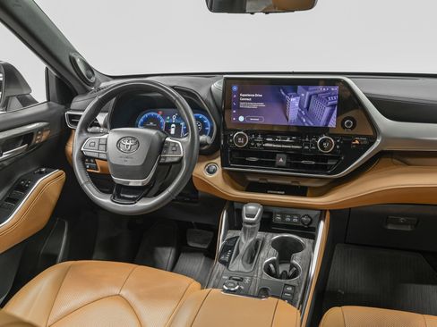 Used 2024 Toyota Highlander Platinum image 28