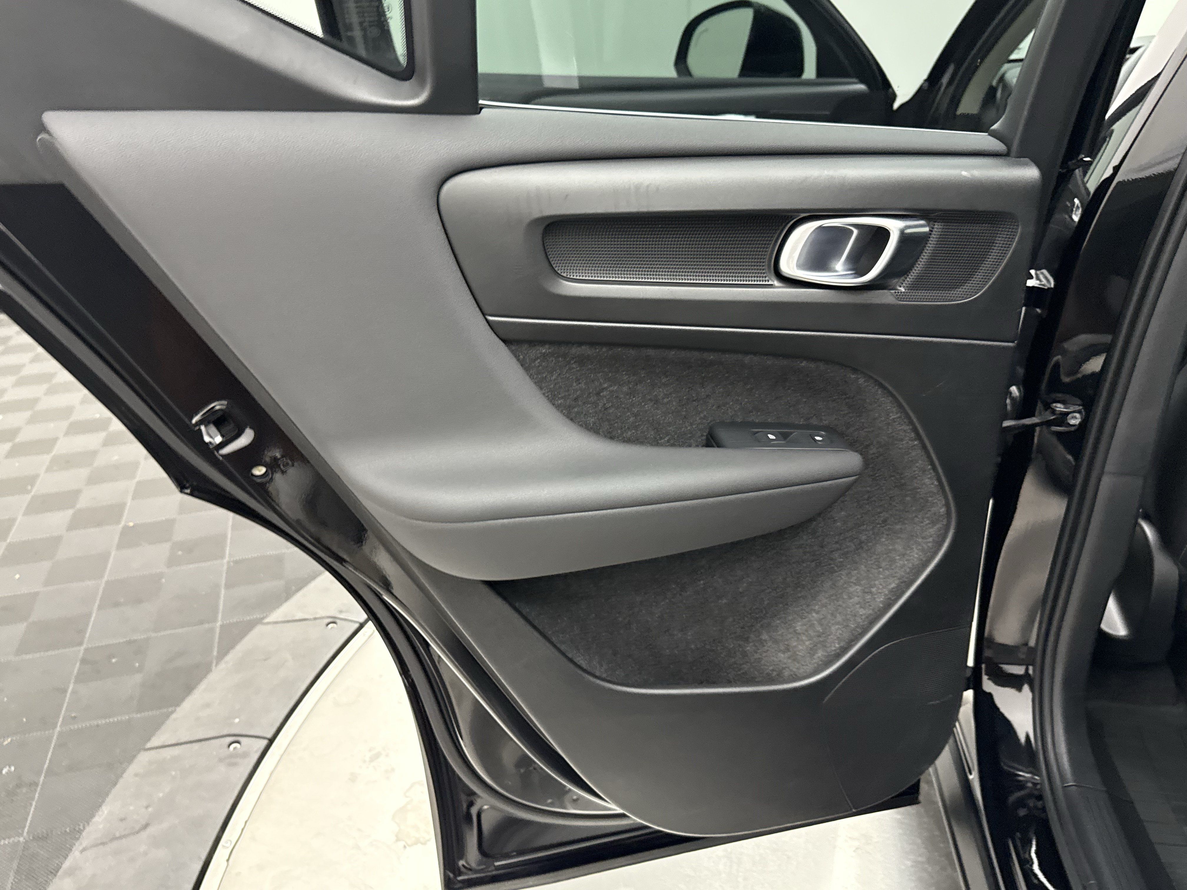 Certified 2024 Volvo XC40 B5 Plus w/ Protection Package Premier AWD/4WD image 24