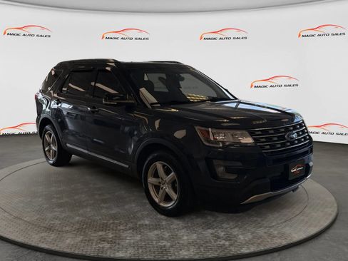 Used 2017 Ford Explorer XLT w/ Equipment Group 202A AWD/4WD image 5