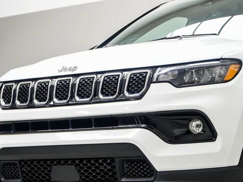 Used 2024 Jeep Compass Limited image 2