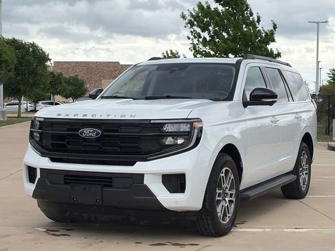 Used 2025 Ford Expedition Active image 3
