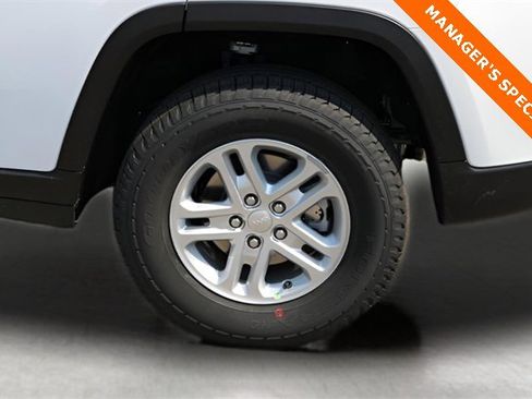 New 2025 Jeep Grand Cherokee Laredo w/ Trailer Tow Package image 9