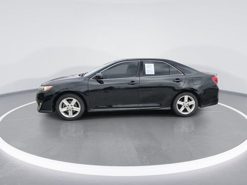 Used 2014 Toyota Camry SE w/ Moonroof Package FWD image 5