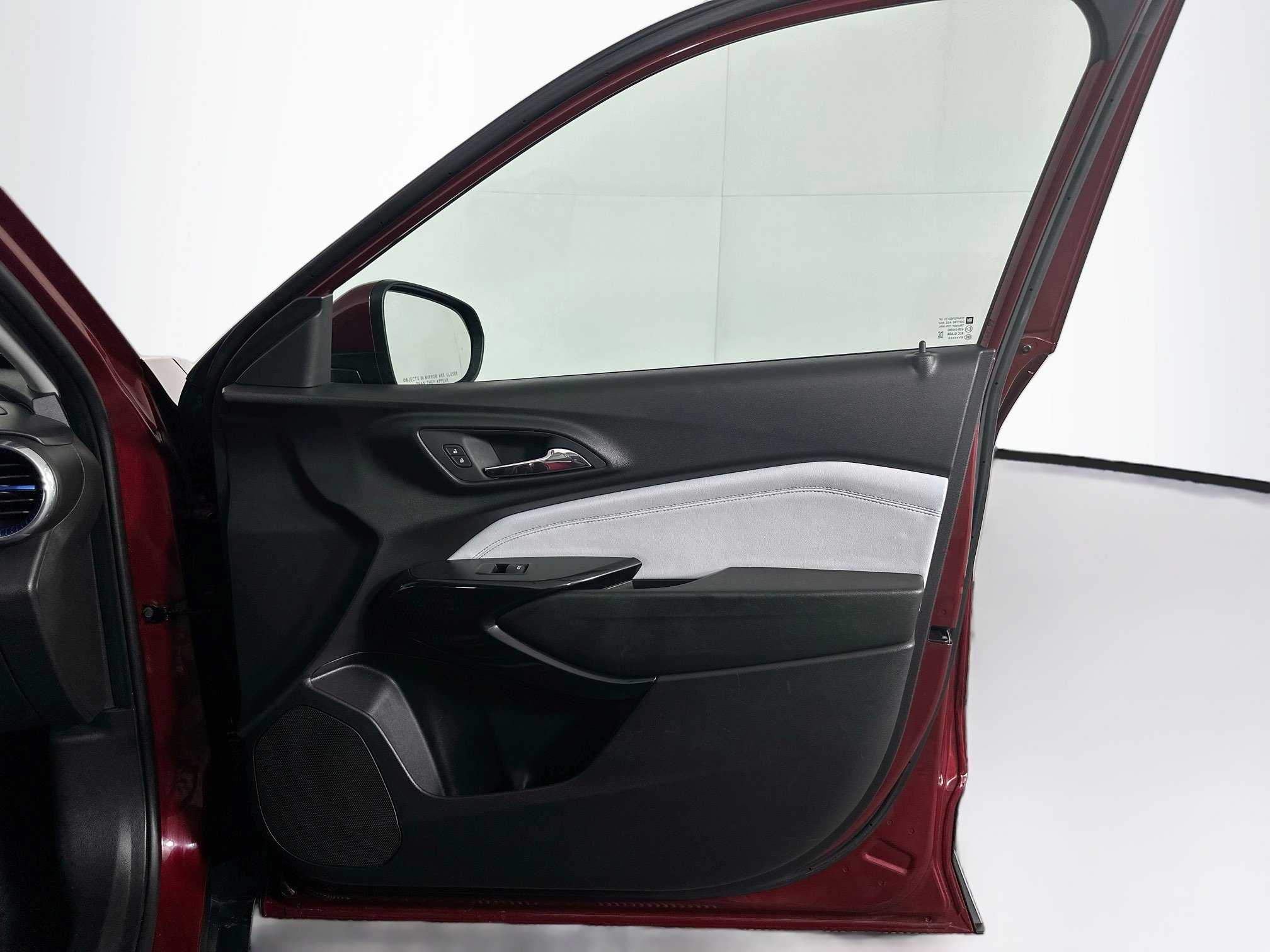 Used 2025 Chevrolet Trax LT FWD image 30