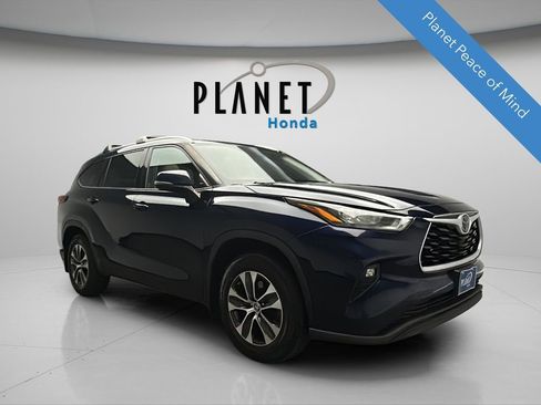 Used 2020 Toyota Highlander XLE AWD/4WD image 1