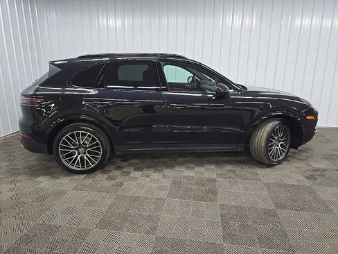 Used 2022 Porsche Cayenne Platinum Edition image 2