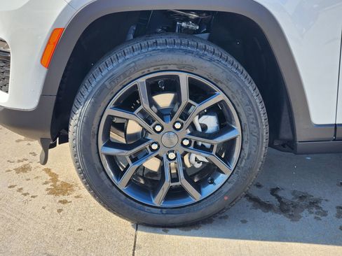 New 2025 Jeep Grand Cherokee Limited image 11