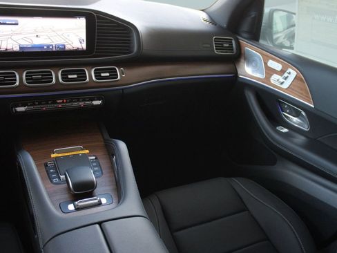 Used 2025 Mercedes-Benz GLS 450 4MATIC image 32