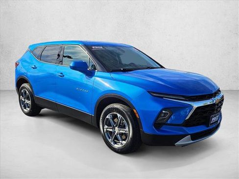 Used 2025 Chevrolet Blazer LT FWD image 3