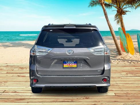 Used 2020 Toyota Sienna SE w/ SE Preferred Package image 5