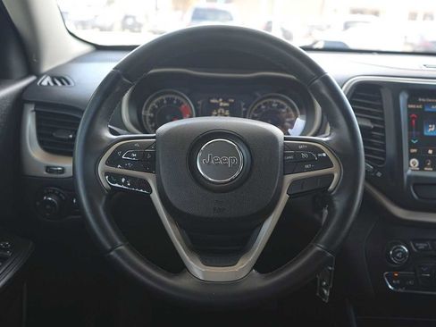 Used 2017 Jeep Cherokee Latitude w/ Comfort & Sound Group FWD image 16