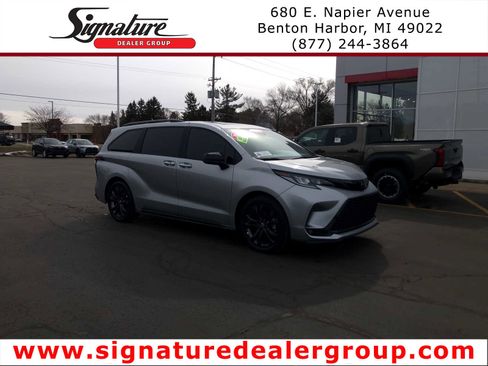 Certified 2025 Toyota Sienna XSE image 1