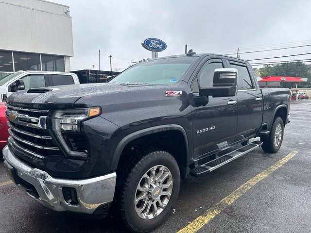 Used 2024 Chevrolet Silverado 2500 LTZ w/ LTZ Plus Package AWD/4WD image 2