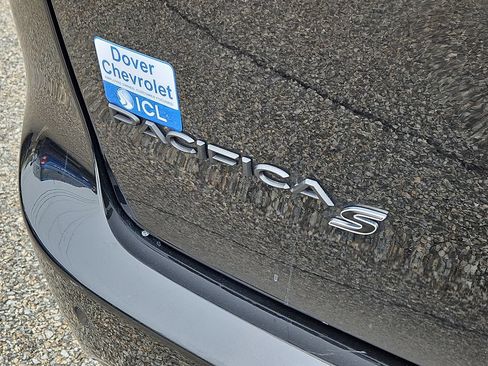 Used 2024 Chrysler Pacifica Premium FWD image 12