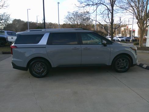 Used 2025 Kia Carnival EX image 14