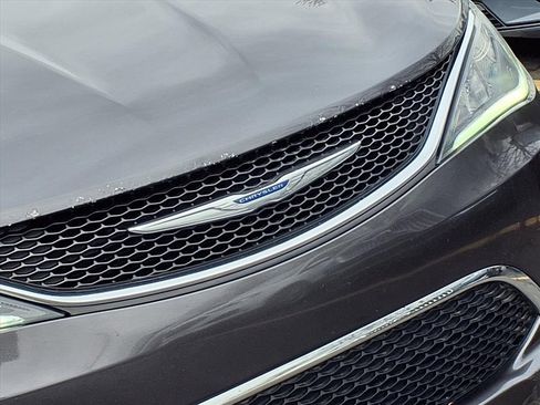 Used 2019 Chrysler Pacifica Limited image 33