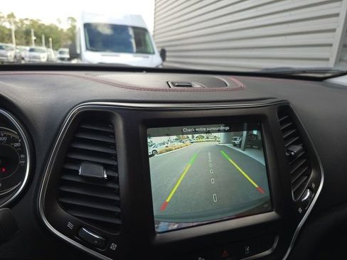 Used 2021 Jeep Cherokee Trailhawk w/ Comfort/Convenience Group image 13