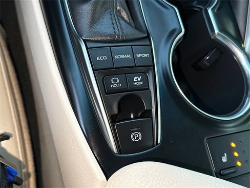 Certified 2019 Toyota Camry XLE image 28