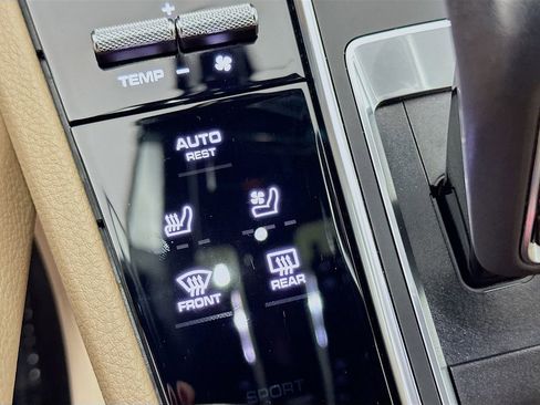 Used 2023 Porsche Cayenne Platinum Edition image 23