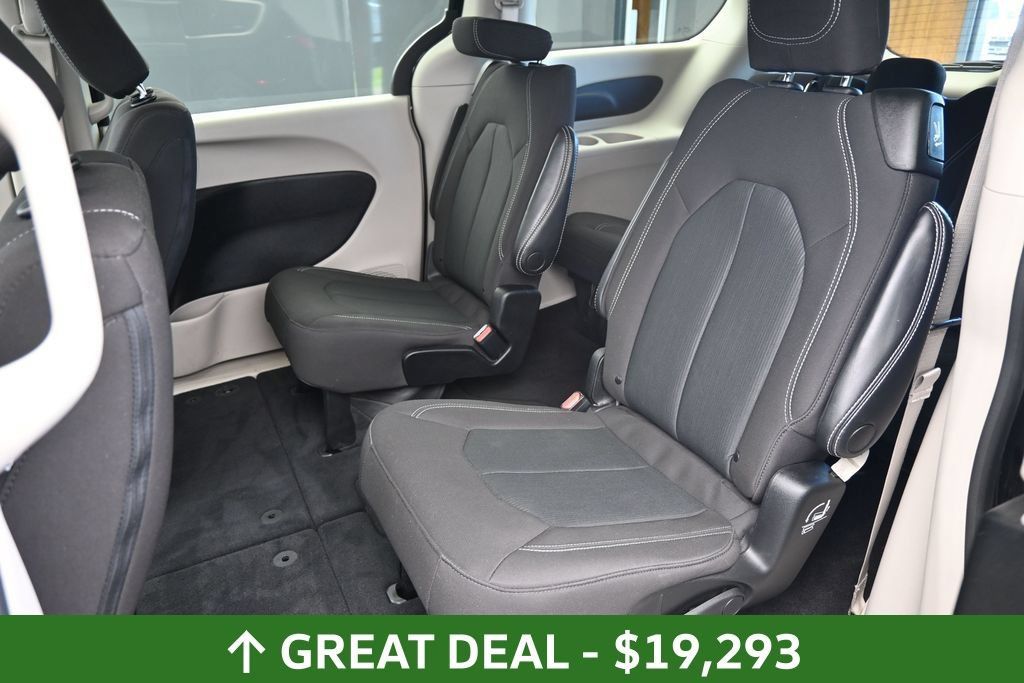Used 2023 Chrysler Voyager LX FWD image 17