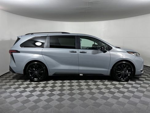 Used 2026 Toyota Sienna XSE FWD image 4