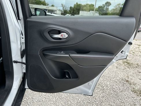 Used 2019 Jeep Cherokee Trailhawk image 32