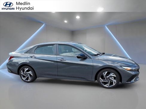 Used 2025 Hyundai Elantra Sport image 2