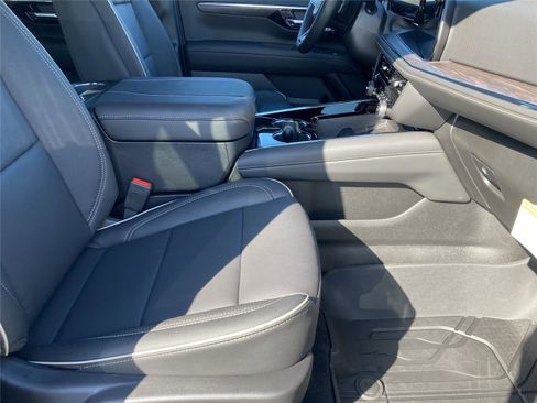 New 2026 Chevrolet Suburban Premier image 30