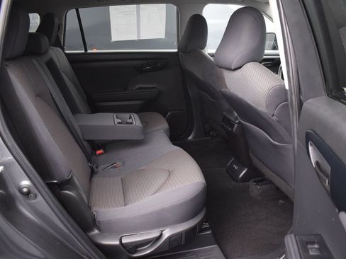 Used 2023 Toyota Highlander L FWD image 11
