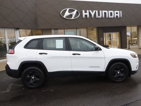 Used 2019 Jeep Cherokee Sport image 2