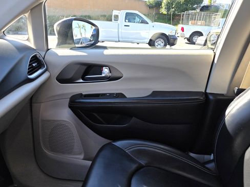 Used 2023 Chrysler Pacifica Touring-L image 14