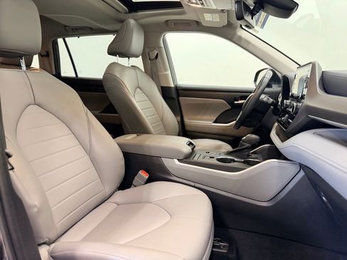 Used 2022 Toyota Highlander XLE image 20