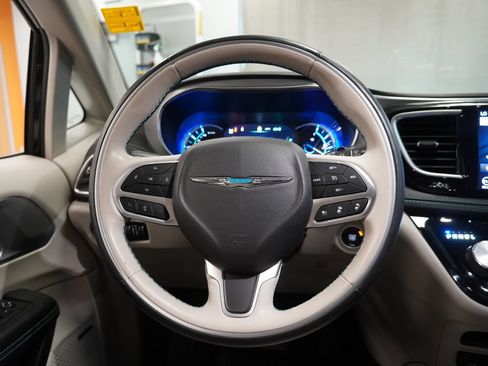 Used 2018 Chrysler Pacifica Limited w/ Advanced Safetytec Group FWD image 19