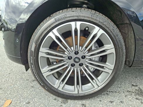 New 2025 Land Rover Range Rover Long Wheelbase SE image 9