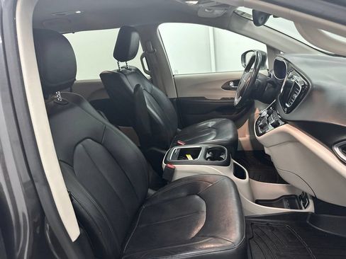 Used 2018 Chrysler Pacifica Touring-L Plus w/ Advanced Safetytec Group FWD image 29
