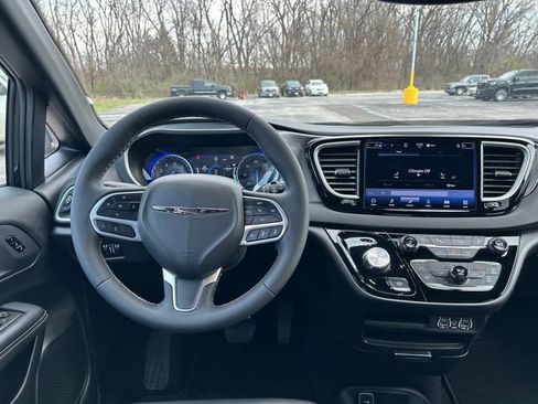 Used 2025 Chrysler Pacifica Select image 13
