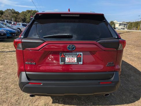 Used 2022 Toyota RAV4 XLE Premium image 4