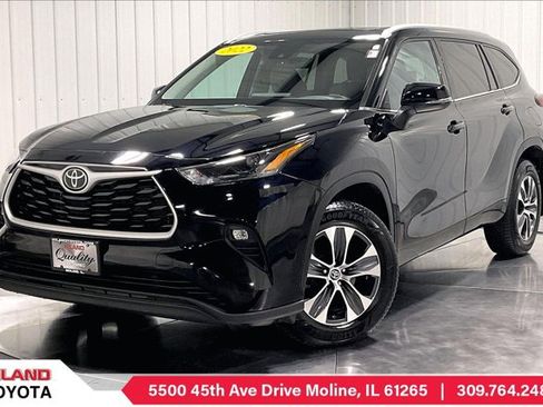 Used 2022 Toyota Highlander XLE AWD/4WD image 1