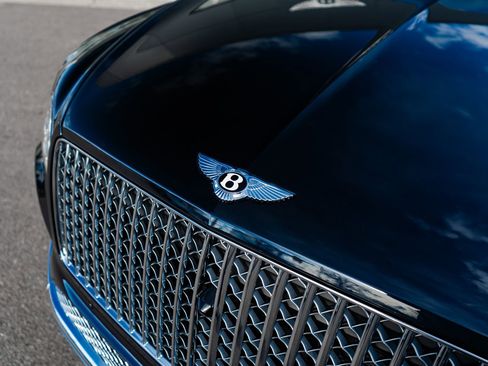 New 2025 Bentley Bentayga V8 image 20