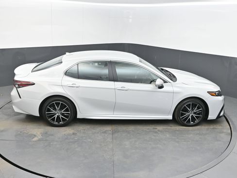 Used 2024 Toyota Camry SE image 39