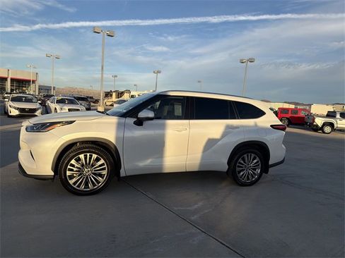 Certified 2022 Toyota Highlander Platinum image 8