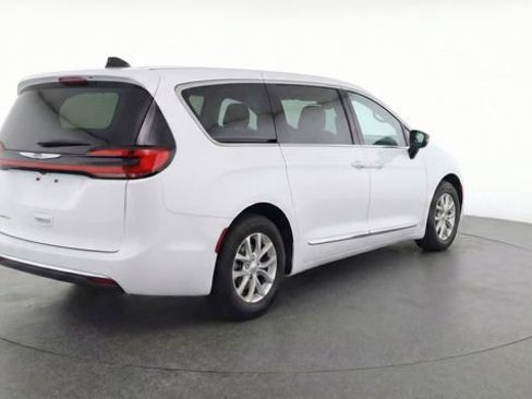 Used 2024 Chrysler Pacifica Touring-L image 6