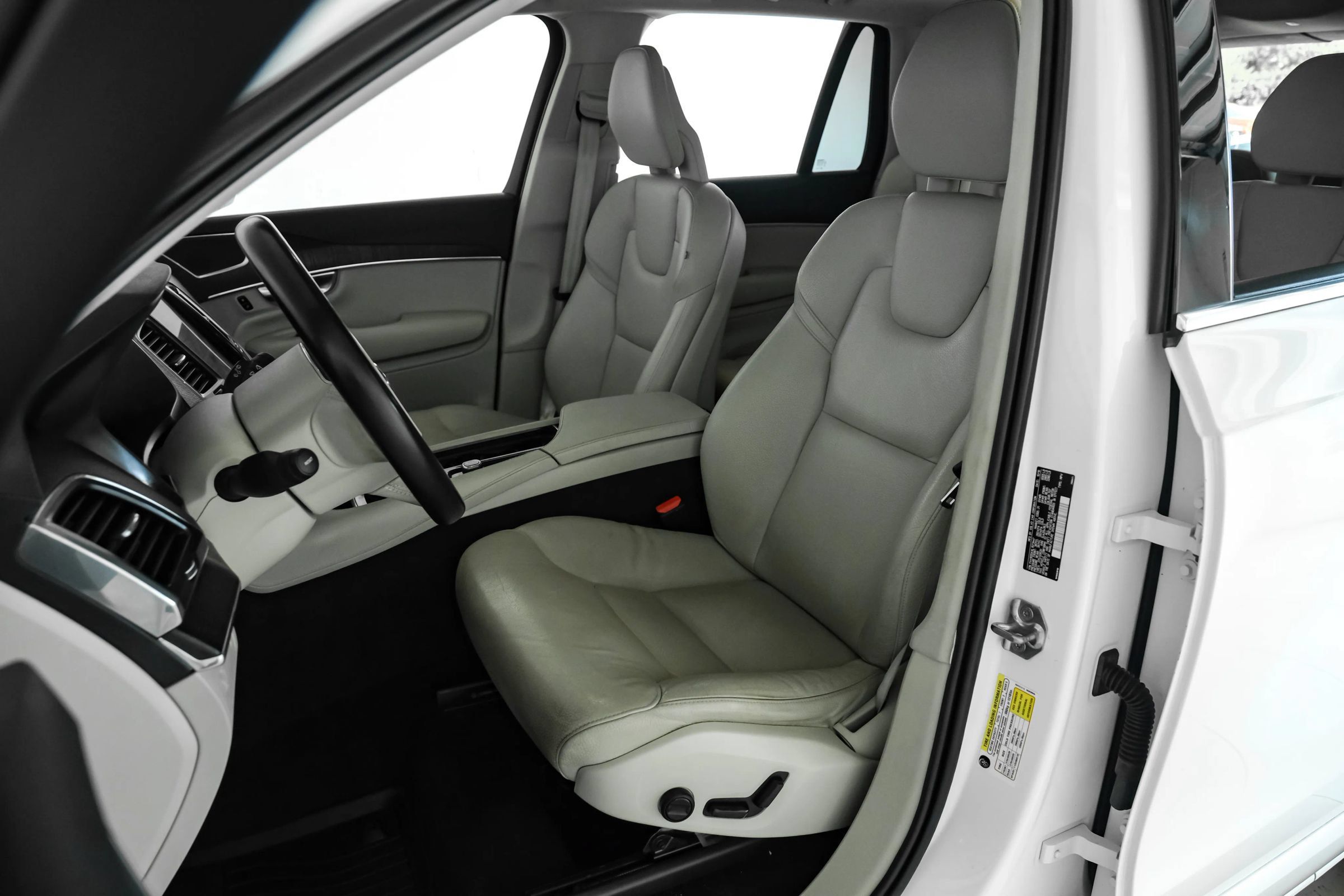 Used 2020 Volvo XC90 T5 Momentum w/ Protection Package Premier FWD image 23